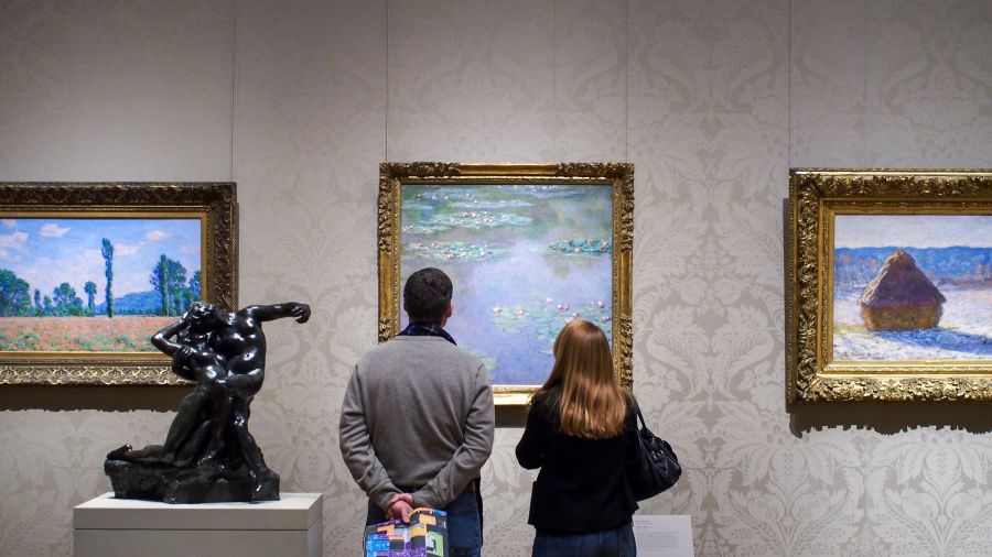 couple museum date